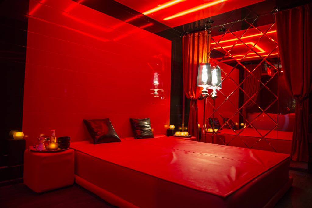 Мужской клуб релакс. Красная комната. Комната с красной кроватью. Комната для эротического массажа. Приватная комната.